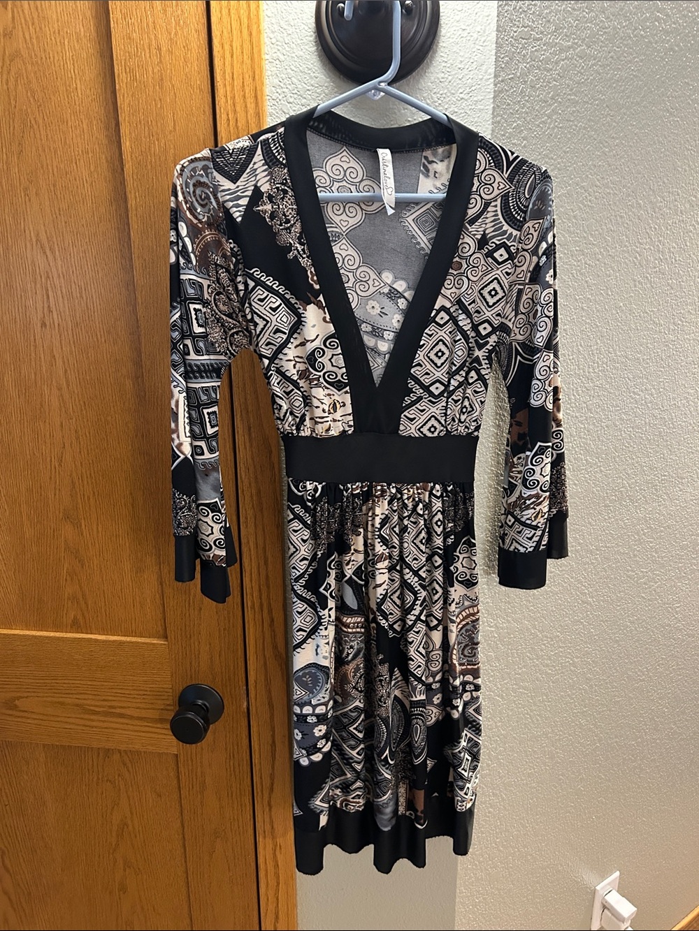 Cristinalove Black and Beige Printed Long Sleeve V-Neck Dress